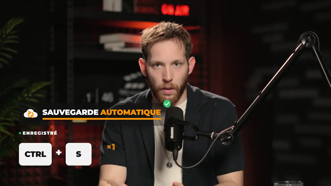 Un homme barbu parle face caméra devant un micro, avec à l'écran le titre « Sauvegarde automatique » et les touches Ctrl + S