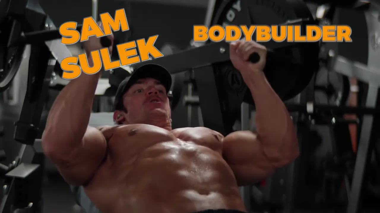 Un culturiste s'entraîne sur une machine, avec les titres orange « Sam Sulek » et « Bodybuilder »